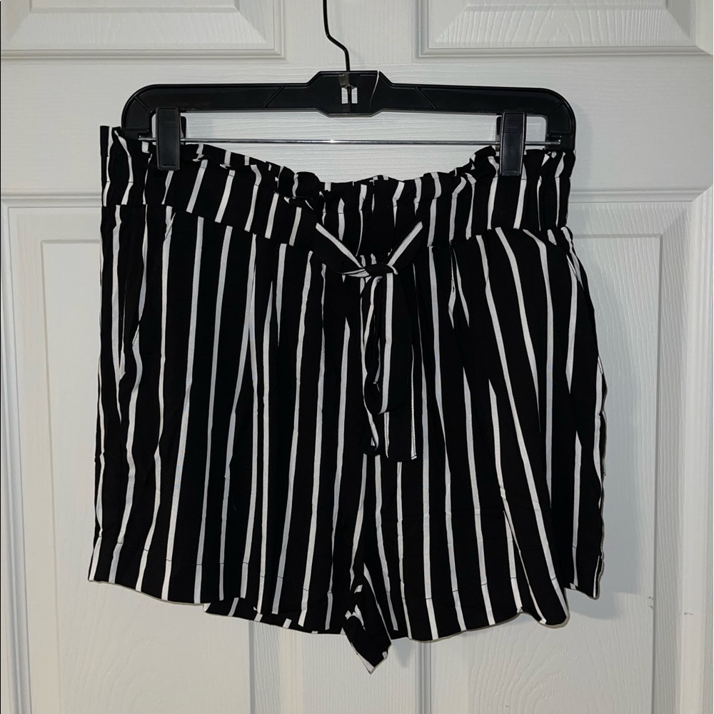 Black & White Striped Shorts ~ XL